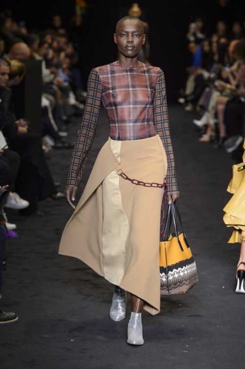 ألوان راقية منها فاتحة ومنها غامقة لإطلالة متعدّدة الألوان من loewe
