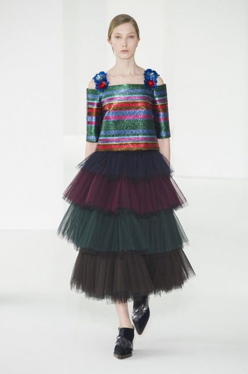 delpozo من ديلبوزو أكثر من قماشة وتقليمات أفقية ملوّنة