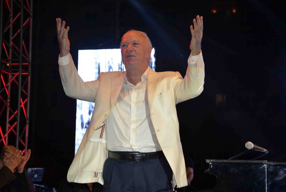 عمر خيرت على المسرح