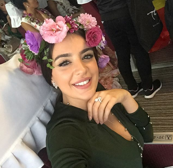 ملكة جمال لبنان تعتمد على ماكياج ناعم يقتصر على تحديد العيون بالايلاينر