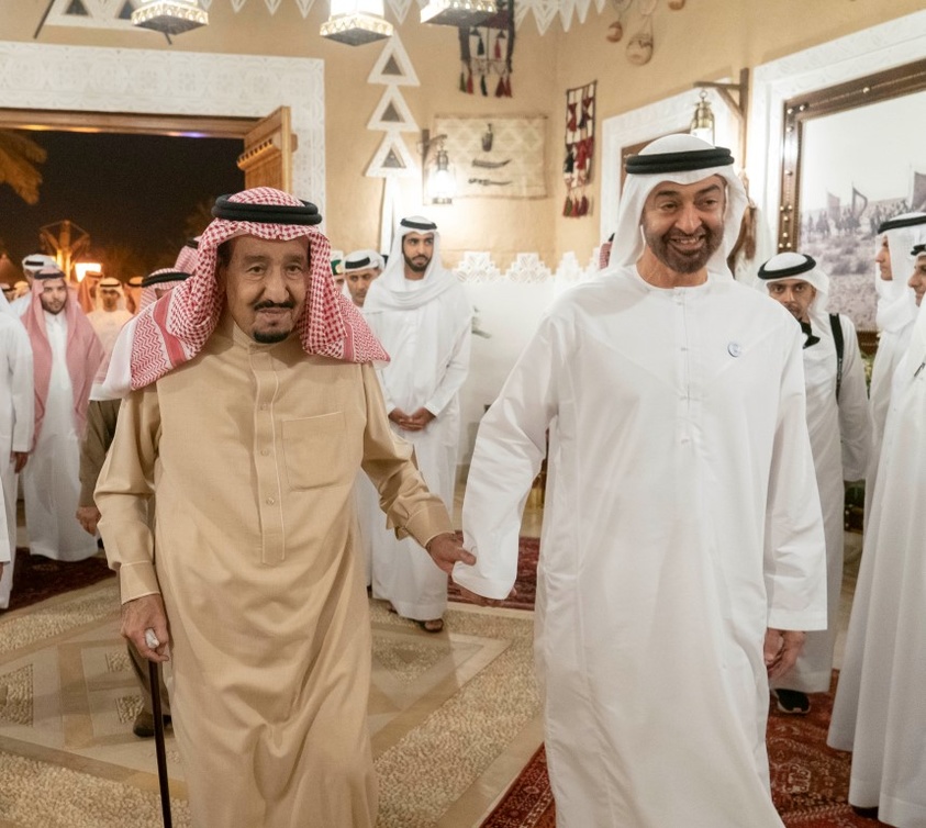 خادم الحرمين الشريفين ومحمد بن زايد يبحثان تعزيز العلاقات الأخوية 