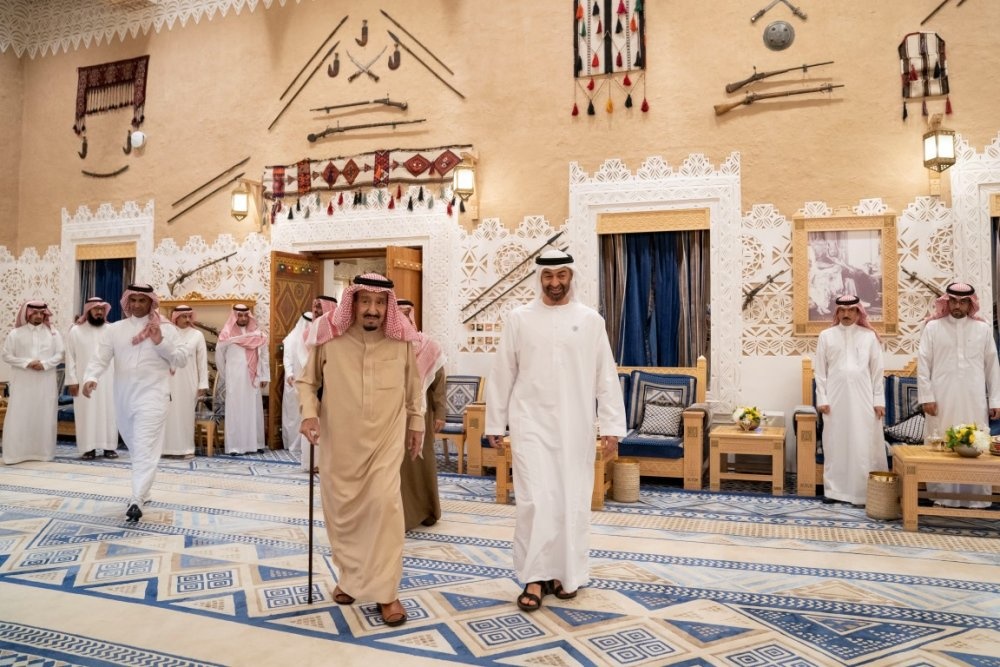 الملك سلمان بن عبدالعزيز والشيخ محمد بن زايد في قصر العوجا في الرياض