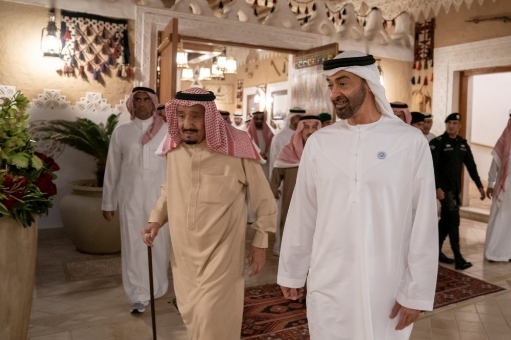 خادم الحرمين الشريفين ومحمد بن زايد يتبدلان أطراف الحديث الودي