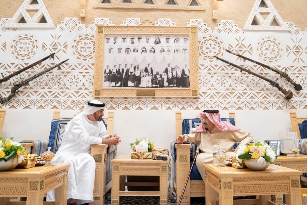 خادم الحرمين الشريفين ومحمد بن زايد في لقطة من لقاء الأشقاء