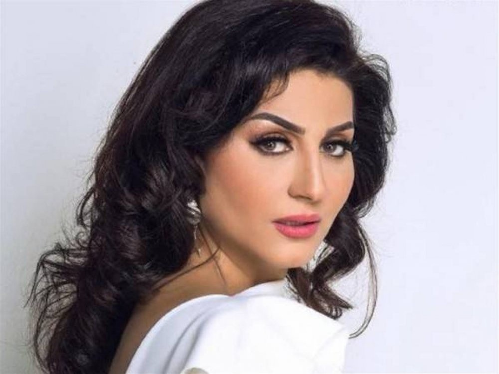 الفنانة وفاء عامر