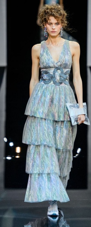 فستان من تصميم giorgio armani