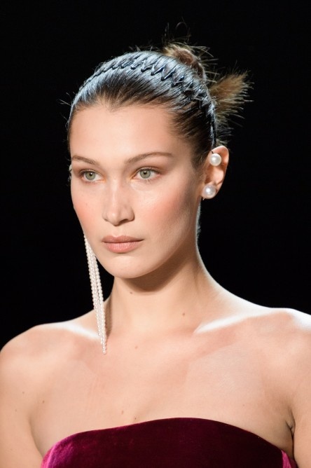 اكسسوارات الشعر السوداء مع الباند المزخرف على خطى عارضات Prabal Gurung