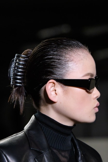 اكسسوارات الشعر السوداء مع البكلة العريضة من Alexander Wang