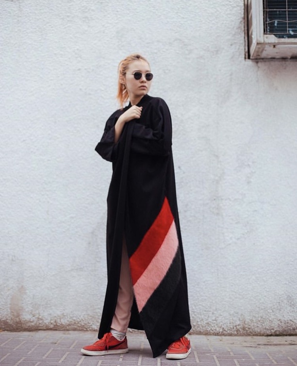  عباية بتفاصيل فرو الخروف من Nuna Atelier