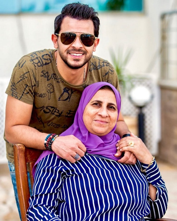 محمد رشاد كشف عن صورته مع والدته مع رسالة مؤثرة