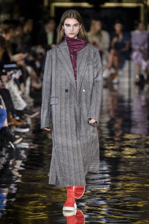 موديل الاكمام الطويلة مع المعاطف الضخمة من ‏Stella McCartney
