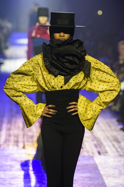  موديل الاكمام بأسلوب الكشكش مع الأكتاف المربعة من دار ‏Marc Jacobs