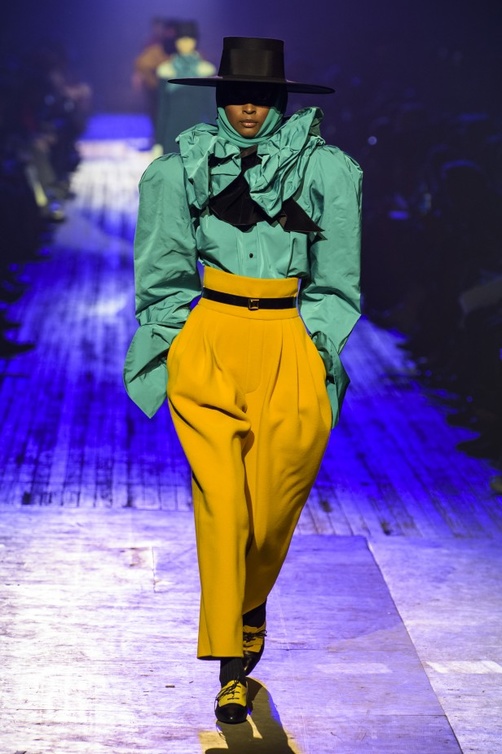 موديل الاكمام بأسلوب الكشكش من دار ‏Marc Jacobs