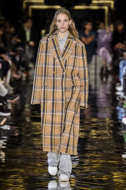 موديل الاكمام مع المعاطف الضخمة من ‏Stella McCartney