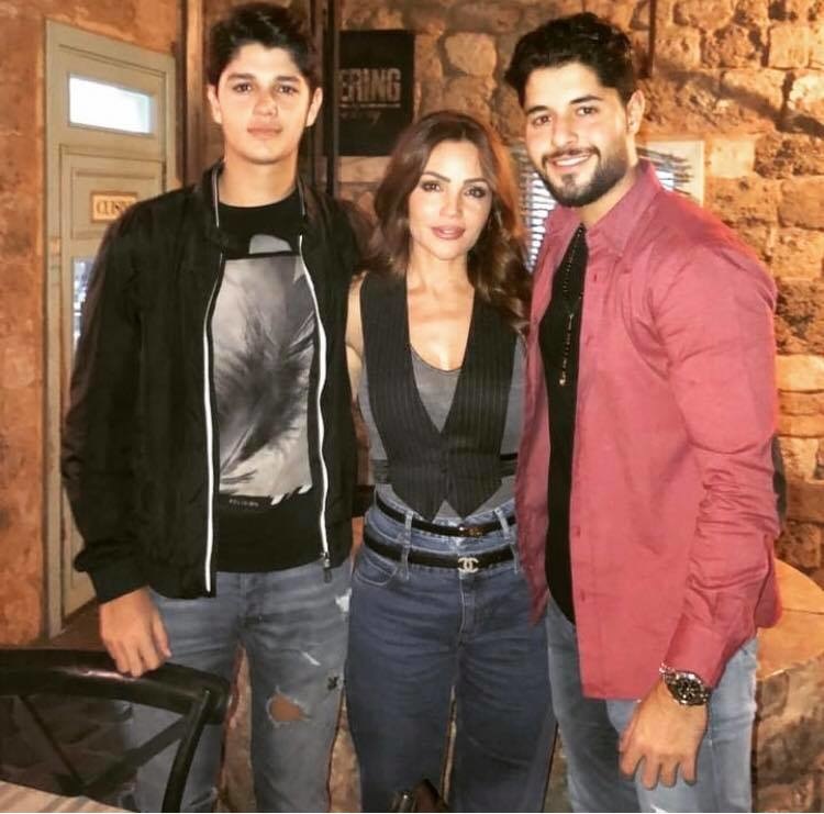 ابنا راغب علامة مع والدتهما