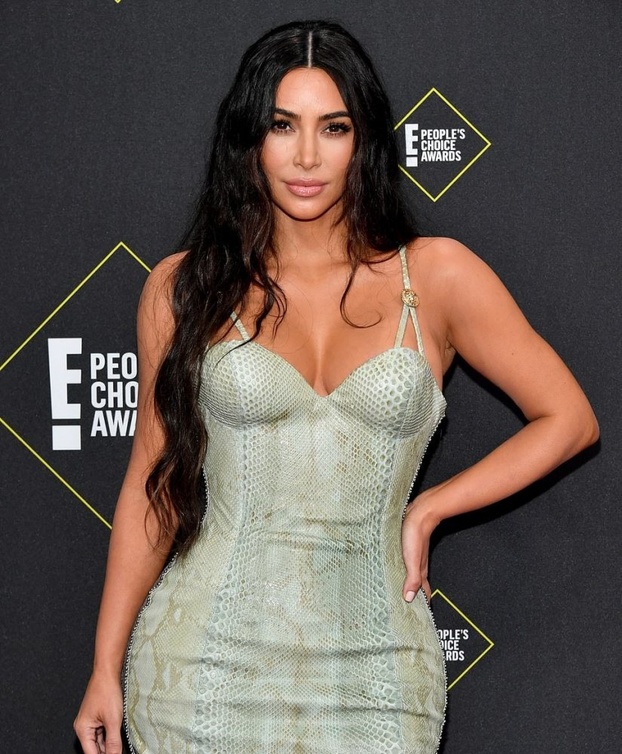 إطلالة جمالية بسيطة اختارتها kim kardashian