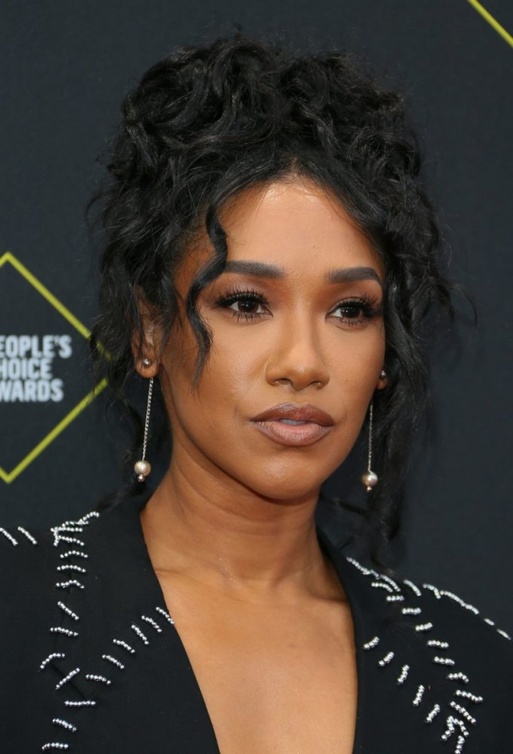 تسريحة Candice Patton بالشعر المموج المرفوع