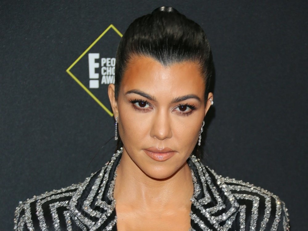 تسريحة ذيل الحصان ومكياج بسيط على طريقة kourtney kardash