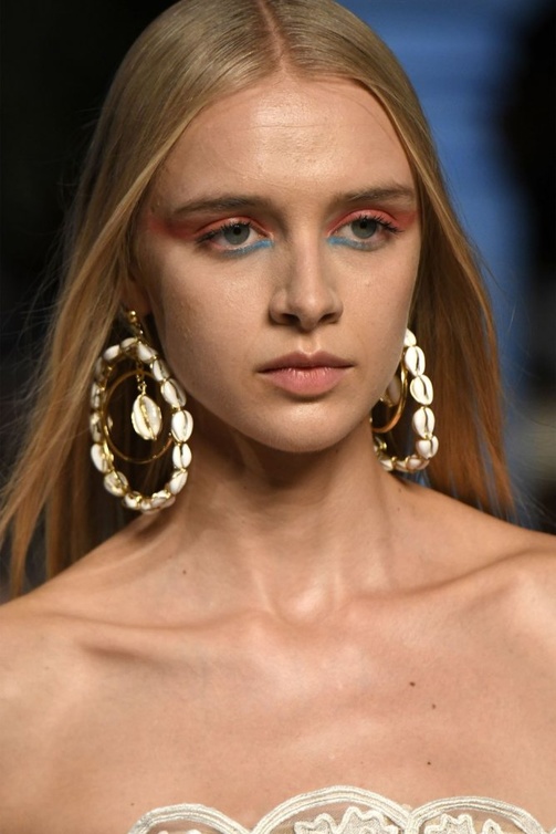 أقراط من Oscar de la Renta