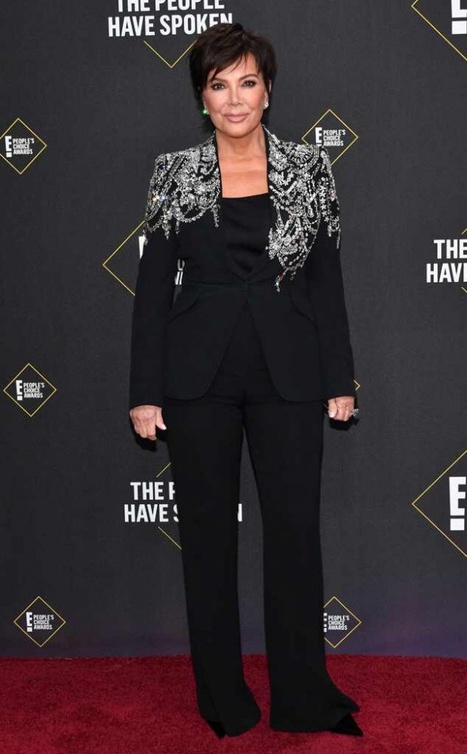 بدلة رسمية سوداء مع التطريز الفاخر على الاكتاف ارتدتها KRIS JENNER من دار Alexander McQueen