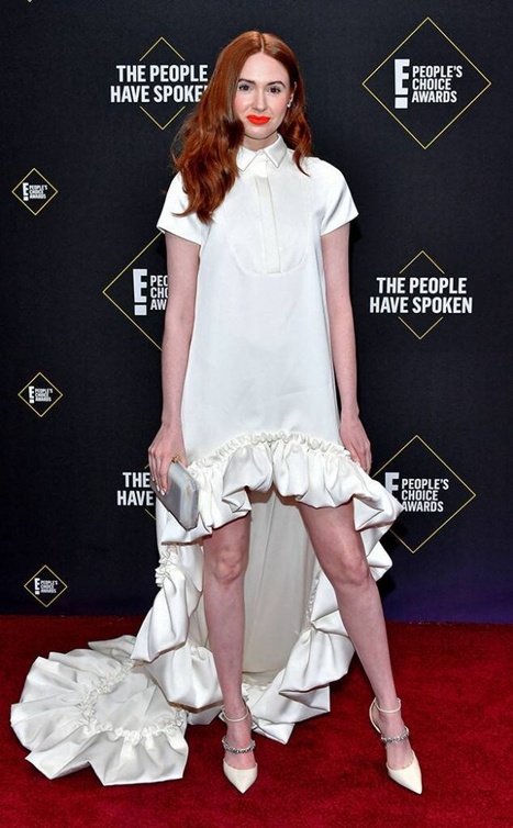  فستان أبيض قصير من الامام وطويل من الخلف ارتدته KAREN GILLAN مع الكشكش من دار Viktor & Rolf