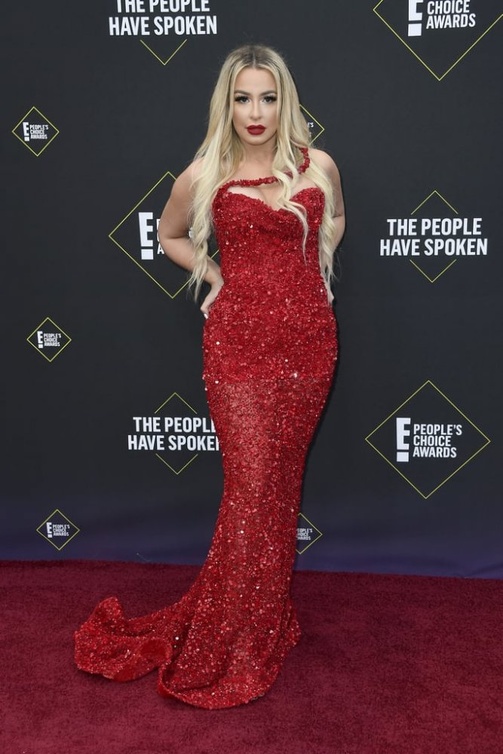 موضة اللون الاحمر مع إطلالة Tana Mongeau