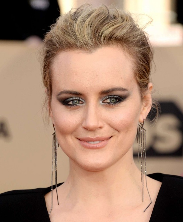 تايلور شيلينغ بزوج من الأقراط الطويلة الأنيقة على شكل سلسلة من ماركة   Stefere Jewelry