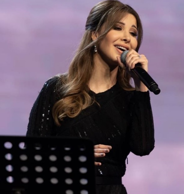 تسريحات شعر منخفضة لسهرات شتاء 2020 مستوحاه من اطلالة نانسي عجرم