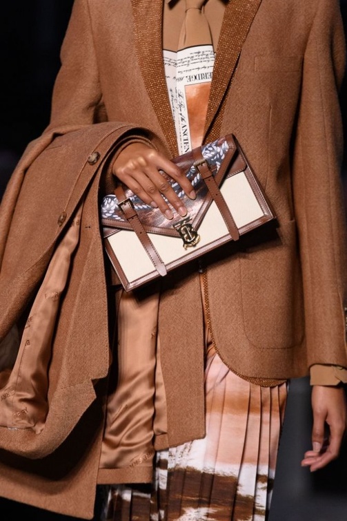  حقيبة كلاتش من Burberry