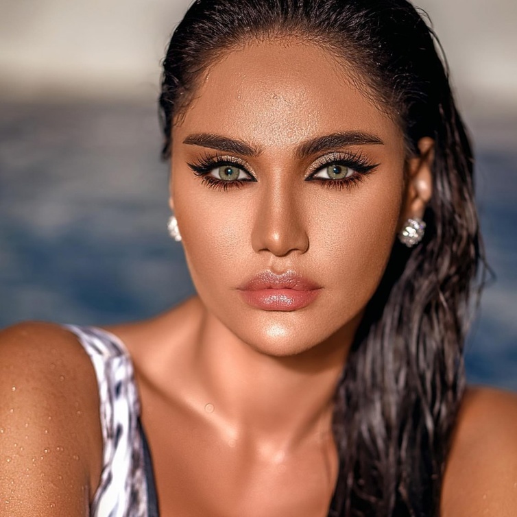 مكياج العروس مع الظلال البراقة من خبير التجميل داني كامل.