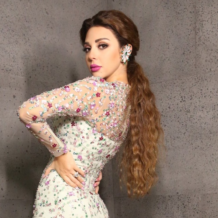  ميريام فارس اشتهرت بشعرها الطويل