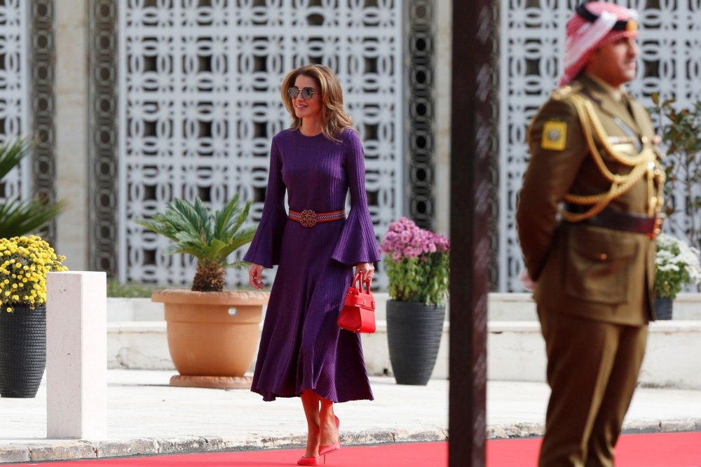 الملكة رانيا لدى وصولها لافتتاح الدورة العادية الرابعة للبرلمان الثامن عشر في عمان
