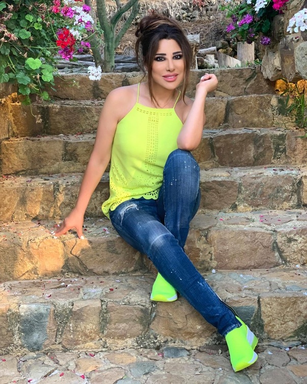 تنسق البنطلون الجينز مع الحذاء الرياضي الملون