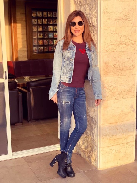 نسقت الجاكيت الدنيم مع البنطلون