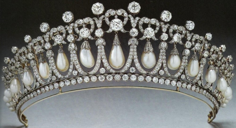 تاج عقدة العشاق "Lover's Knot Tiara"