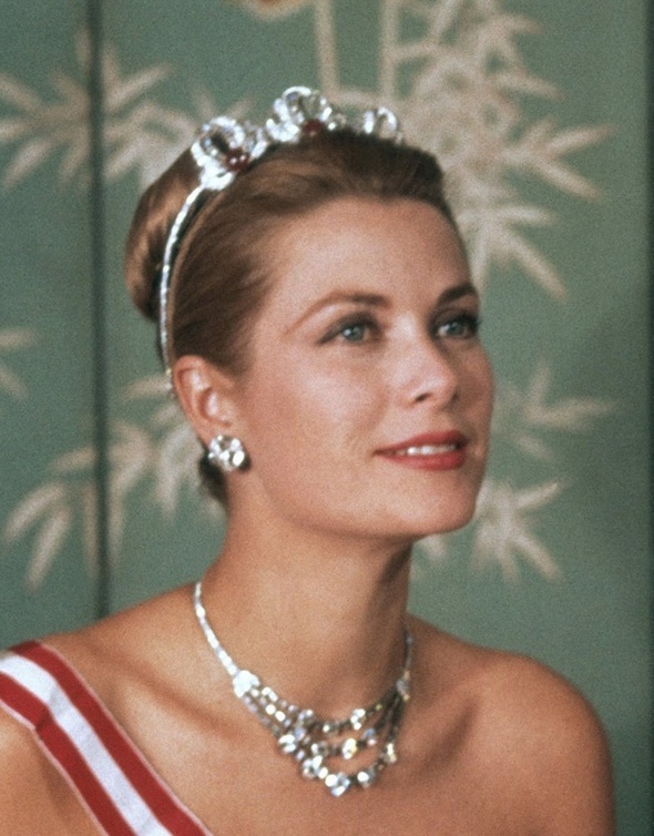 غريس كيلي ترتدي تاج  "Bains de Mer Tiara"