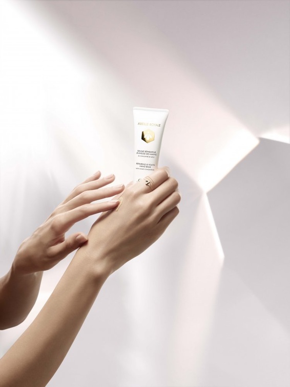 ABEILLE ROYALE طقوس العناية باليدين من Guerlain