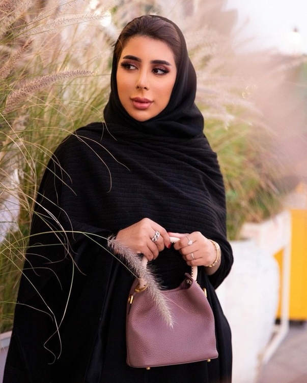 اختيار وتنسيق مجموعة خواتم مع اطلالة العباية على طريقة مريم الياسي