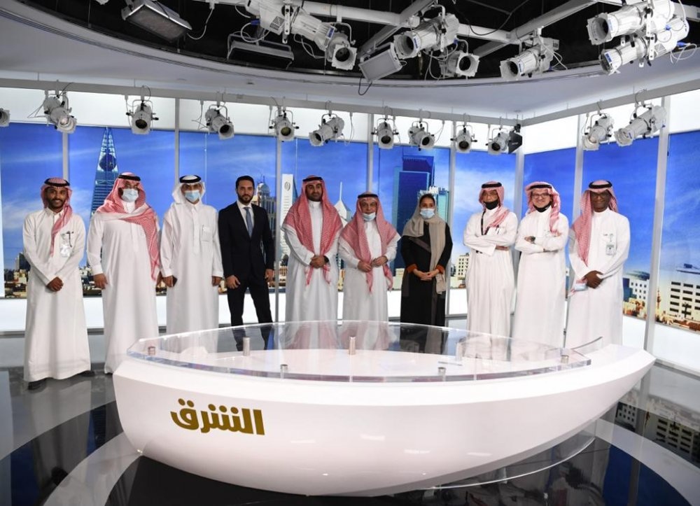 المهندس عبد الرحمن الرويتع رئيس مجلس إدارة المجموعة السعودية للأبحاث والتسويق والأستاذة جمانا الراشد الرئيسةً التنفيذيةً للمجموعة مع الفريق التنفيذي للمجموعة السعودية للأبحاث والتسويق