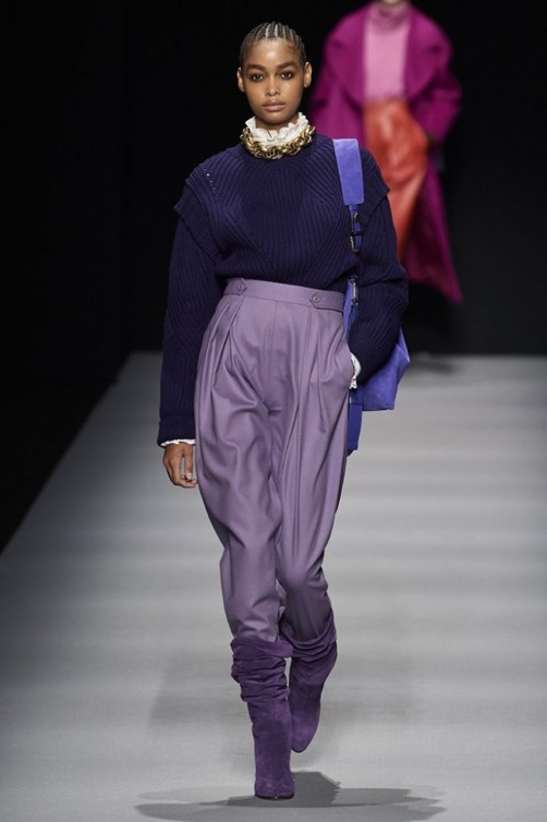 تنسيق الكنزات الصوفية مع البناطيل الجلدية من دار Alberta Ferretti