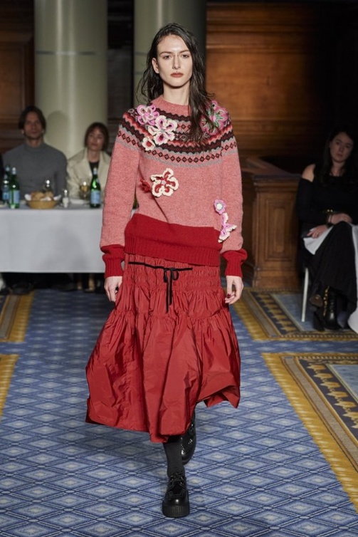 تنسيق الكنزات الصوفية مع التنانير الملونة من دار Molly Goddard
