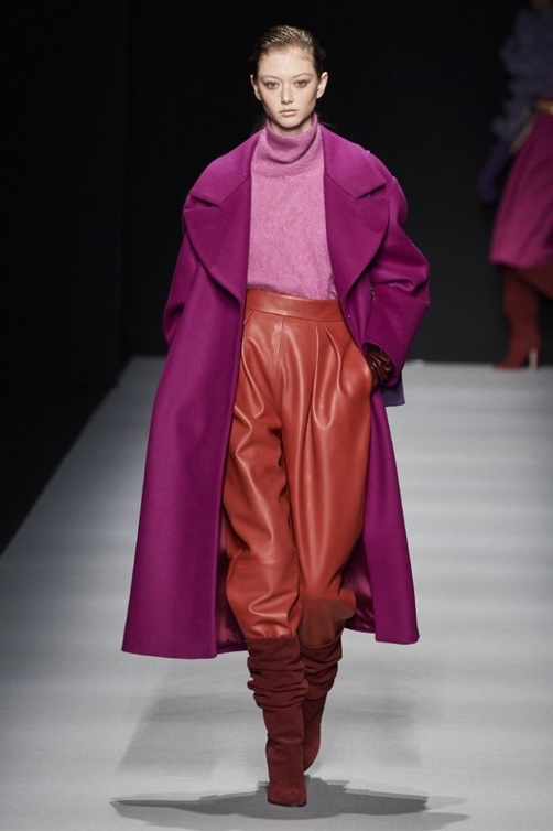 طرق تنسيق الكنزات الصوفية مع البناطيل الجلدية من دار Alberta Ferretti