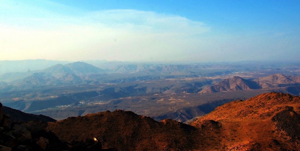 السحاب يعانق جبل شَمَنْصِير "الصورة من وكالة الأنباء السعودية"