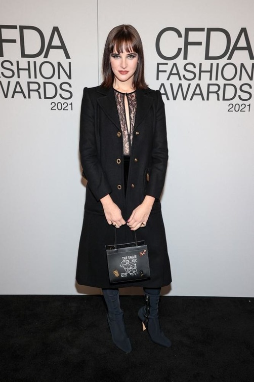 اطلالة Hari Nef بموضة المعطف الاسود من دار  Coach