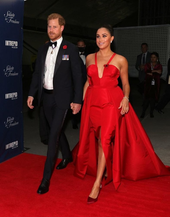 تألقت بفستان Scarlet من تصميم دار Carolina Herrera