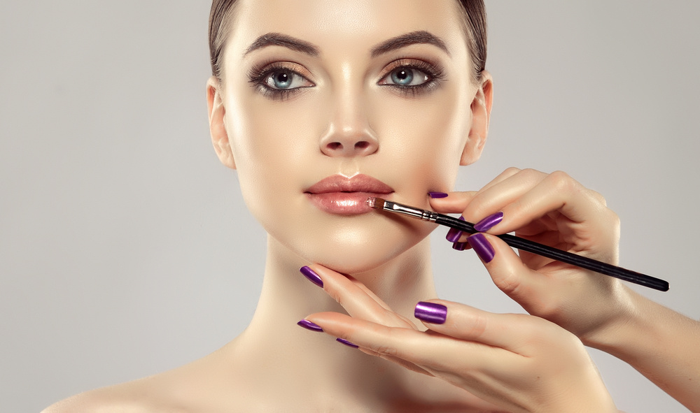 طرق تكبير الشفاه بالمكياج على طريقة خبراء التجميل