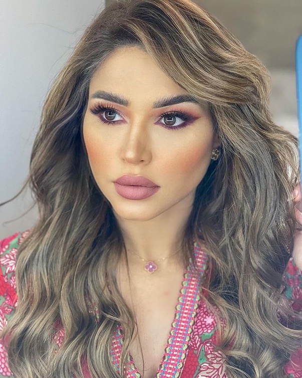 نهى نبيل تجدد دائما من الوان شعرها