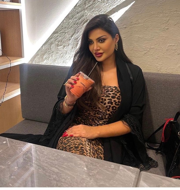 أمل العوضي بإطلالة صباحية بنقشة النمر