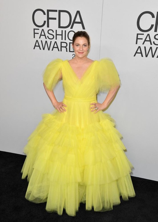 اطلالة ساحرة للنجمة Drew Barrymore بموضة الفستان الاصفر بتوقيع Christian Siriano