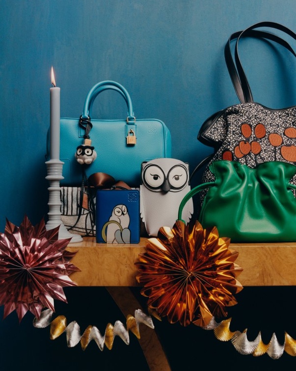 LOEWE  تطلق مجموعة هدايا خاصّة بموسم الأعياد